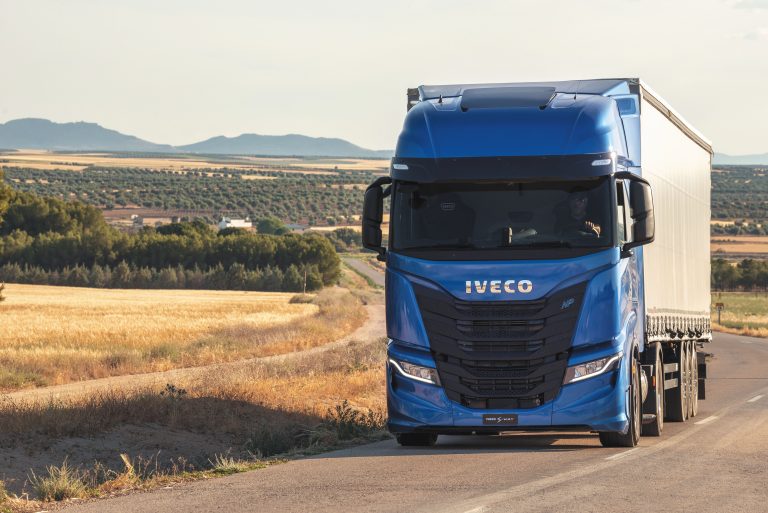 IVECO lancerer opsigtsvækkende  stemmestyret førerassistent til lastbilchauffører